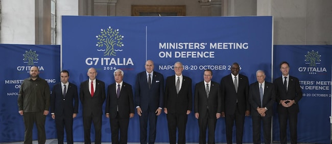 Soldan sağa, Ukrayna Savunma Bakanı Rustem Umerov, Fransa Silahlı Kuvvetler ve Gaziler Bakanı Sebastien Lecornu, Birleşik Krallık Savunmadan Sorumlu Devlet Bakanı John Healey, Japonya Savunma Bakanı Gen_Nakatani, İtalya Savunma Bakanı Guido Crosetto , Kanada Ulusal Savunma Bakanı Bill Blair, Almanya Savunma Bakanı Boris Pistorius, ABD Savunma Bakanı Lloyd J. Austin, Avrupa Birliği Dış ve Güvenlik Politikası Yüksek Temsilcisi Josep Borrell. Fotoğraf, Napoli'deki Palazzo Reale'de düzenlenen G7 Savunma Zirvesi vesilesiyle çekildi.