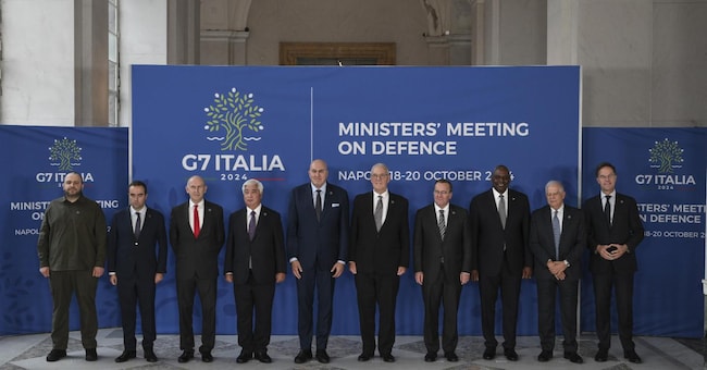 Da sinistra a destra, Rustem Umerov ministro della Difesa dell’Ucraina,  Sebastien Lecornu ministro delle Forza armate e dei Veterani di Francia, John Healey Segretario di Stato per la difesa del Regno Unito, Gen_Nakatani ministro della Difesa del Giappone, Guido Crosetto ministro della Difesa dell’Italia , Bill Blair ministro della Difesa nazionale del Canada, Boris Pistorius ministro della Difesa della Germania, Lloyd J. Austin Segretario della Difesa Usa, Josep Borrell, Alto rappresentante dell’Unione europea per la Politica estera e di Sicurezza. La foto è stata scattata in occasione del G7 della Difesa, che si è svolto a Palazzo Reale a Napoli.