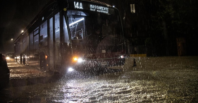 Un bus fatica a muoversi tra le vie allagate della città BOLOGNA/ 19 ottobre 2024 ANSA/MAX CAVALLARI