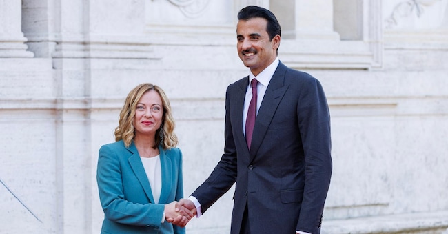 La presidente del Consiglio Giorgia Meloni e l'Emiro del Qatar Sheik Tamim bin Hamad al-Thani durante l’incontro a Villa Pamphilj, Roma.