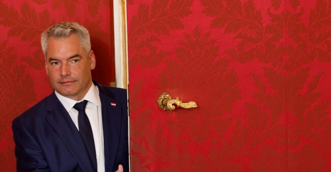 Il cancelliere uscente e leader dei Popolari Karl Nehammer dopo l’incontro con il presidente  Alexander Van der Bellen 