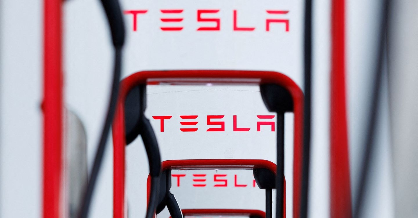 Tesla, riscossa degli utili e del titolo. Musk promette crescita del 30% nel 2025