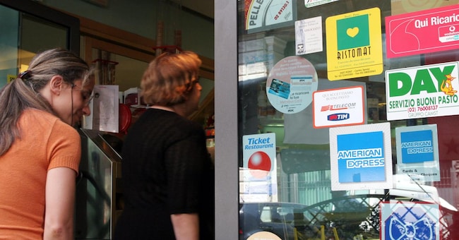 20050622 - CRO - ROMA - SCIOPERO TICKET, MOLTI ESERCENTI PER PROTESTA OGGI NON LI ACCETTANO Alcuni clienti entrano in un bar nel centro storico di Roma, che ha affisso sulla vetrina i logo di tutti i ticket che abitualmente accetta. Oggi per protesta molti esercenti di bar, centri di ristorazione e supermercati non accetteranno i buoni pasto per protestare contro l'aumento della percentuale richiesto dalle aziende titolari dei ticket. GIULIA MUIR/ANSA/KLD ANSA