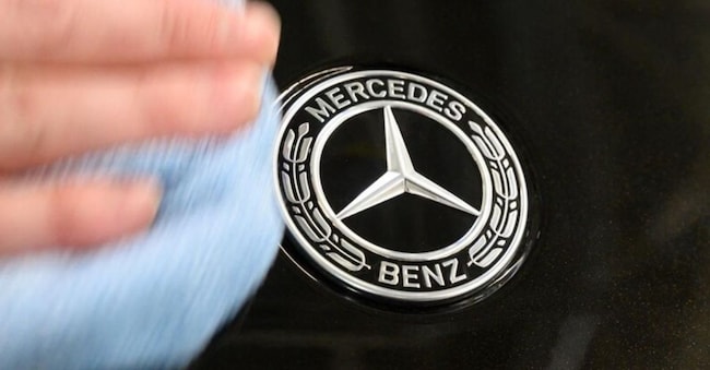 Il logo Mercedes-Benz (Afp)