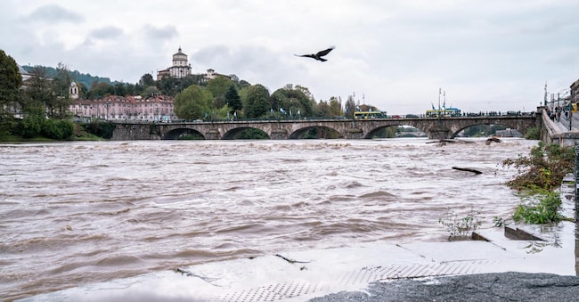 Esonda il Po ai Murazzi, a Torino, nella mattinata del 27 ottobre 2024. ANSA/JESSICA PASQUALON