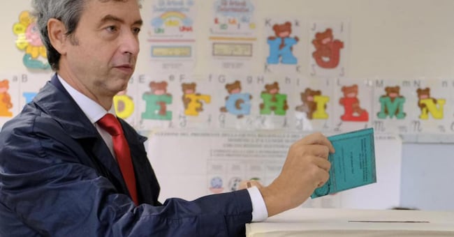 Il candidato del centrosinistra alla presidenza della Regione Liguria, Andrea Orlando, durante il voto a La Spezia, 27 ottobre 2024. (Ansa)