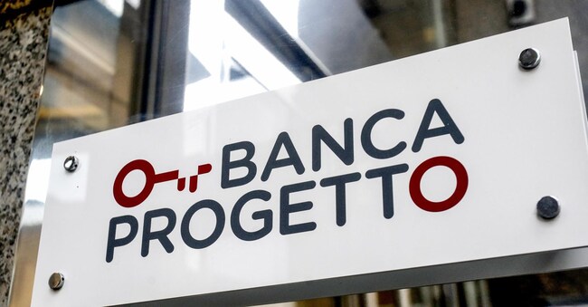 La targhetta affissa all’esterno del palazzo dove si trova la sede di Banca Progetto in via Bocchetto a Milano