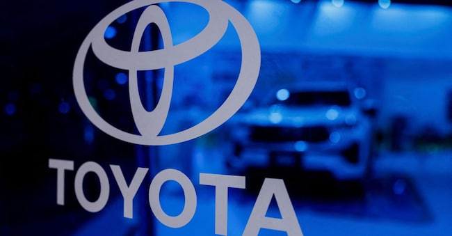 Il logo di Toyota nello stand alla Bharat Mobility Global Expo organizzata dal ministero del Commercio indiano al Pragati Maidan di Nuova Delhi. REUTERS/Anushree Fadnavis