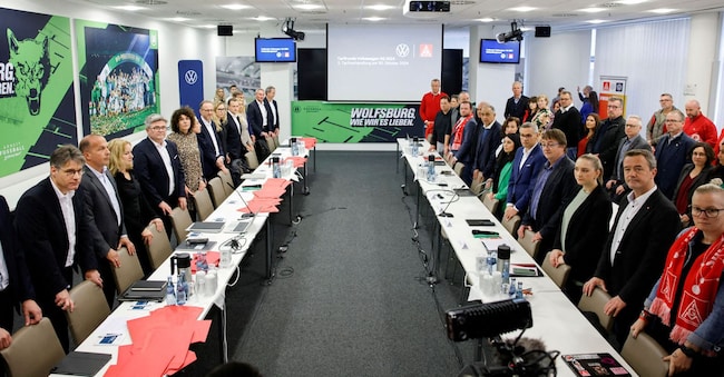 Le parti coinvolte al tavole delle trattative per la crisi Volkswagen a Wolfsburg. A destra i rappresentanti del sindacato. A sinistra quelli dell’azienda, tra i quali tra cui Arne Meiswinkel, del consiglio di amministrazione per le risorse umane. REUTERS/Axel SchmidtEPA/CLEMENS BILAN