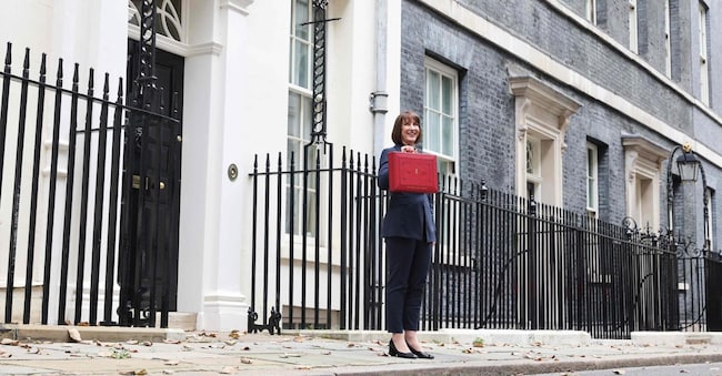 Il Cancelliere dello scacchiere britannico Rachel Reeves posa con la scatola rossa del bilancio mentre lascia 11 Downing Street,  il 30 ottobre 2024, per presentare al Parlamento il bilancio annuale autunnale del governo. (Photo by Adrian DENNIS / AFP)