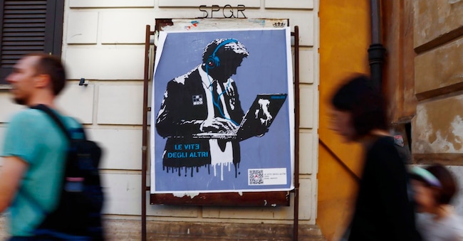 Opera della street artist Laika “Le vite degli altri”, nei pressi dell’Agenzia per la cybersicurezza a Roma