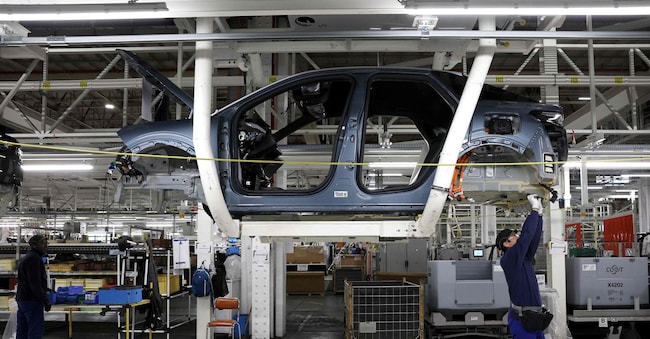 Operai Stellantis al lavoro sulla linea della Peugeot e-3008 and e-5008 elettriche (Photo by FREDERICK FLORIN / AFP)