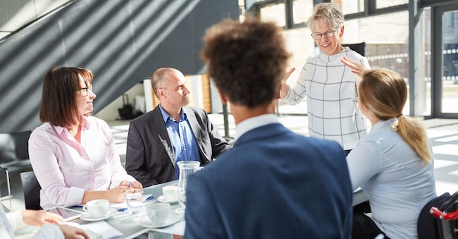 Chefin bei einer Projekt Präsentation vor ihrem Team in einem Business Meeting