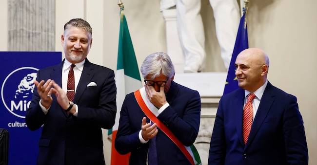 Il ministro della Cultura Alessandro Giuli con il sindaco di Gibellina Salvatore Sutera (al centro) alla nomina di Capitale italiana dell'arte contemporanea 2026