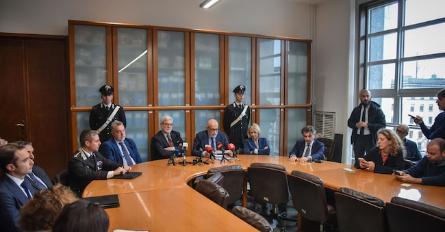 Un’immagine della conferenza stampa in Procura sull'inchiesta della Dda di Milano su una società di investigazione e dossieraggio anche per grandi imprese, Milano 26 Ottobre 2024. ANSA
