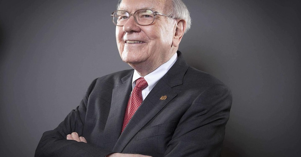 Warren Buffett seduto su una montagna di cash da 325 miliardi di dollari