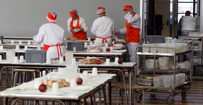 MILANO 8/1/2020 - ISTITUTO COMPRENSIVO RINNOVATA PIZZIGNONI - MENSA SCOLASTICA E MILANO RISTORAZIONE - PERSONALE MENSE SCOLASTICHE - ANSA / ANDREA FASANI