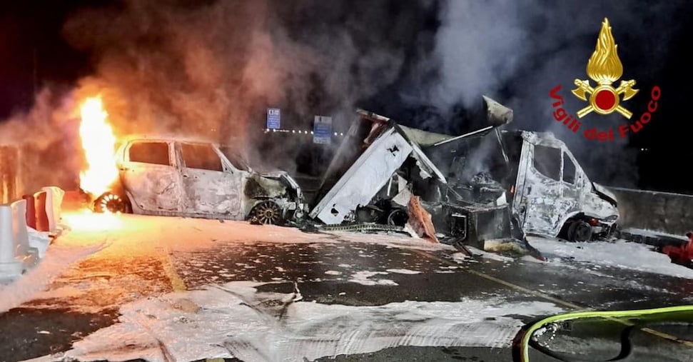 Assalto alla sede Dhl: auto incendiante e chiodi a terra. «Bottino da un milone di euro»