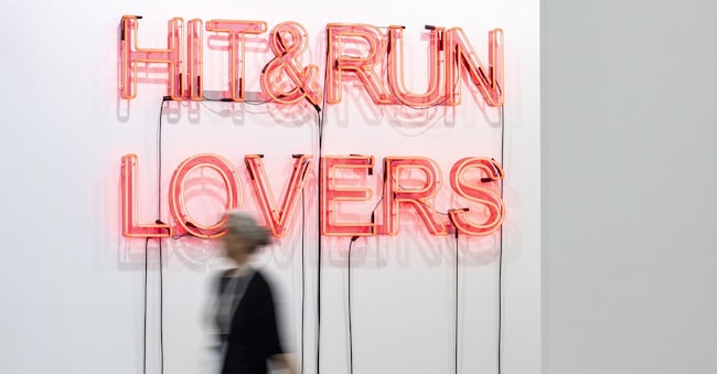 Il neon di Monica Bonvicini nello stand di Raffaella Cortese; Photo courtesy: © Perottino-Piva-Castellano-Peirone / Artissima