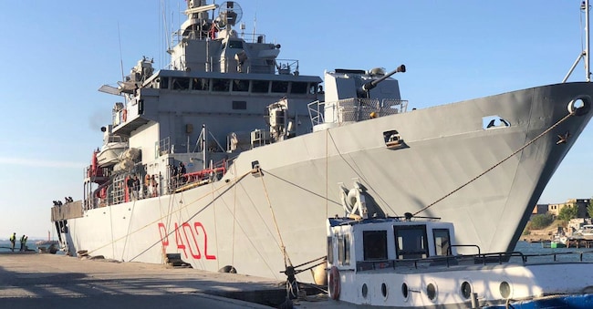 La nave Libra della Marina Militare entra nel porto albanese di Shengjmn con a bordo i primi 16 migranti che saranno accolti nelle strutture italiane costruite nel Paese, 16 ottobre 2024. ANSA/US POLIZIA ALBANIA +++ NO SALES, EDITORIAL USE ONLY +++ NPK +++