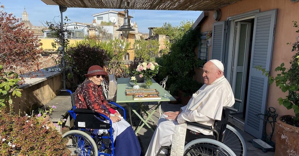 Il Papa a sorpresa va a trovare Emma Bonino