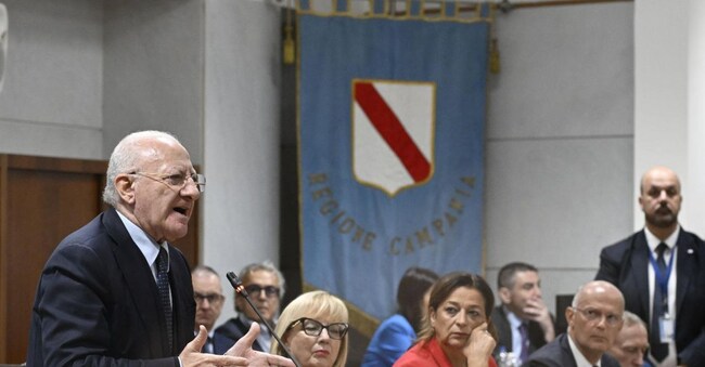 Vincenzo De Luca nella sede del Consiglio Regionale della Campania per la discussione sul terzo mandato, Napoli, 5 novembre 2024.  ANSA/ CIRO FUSCO
