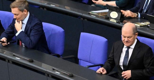 A sinistra, il ministro delle Finanze tedesco Christian Lindner. A destra, il cancelliere Olaf Scholz