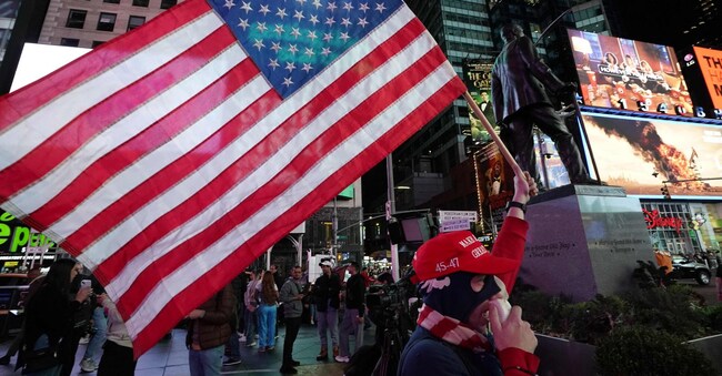 Un sostenitore del repubblicano Donald Trump a Times Square a New York