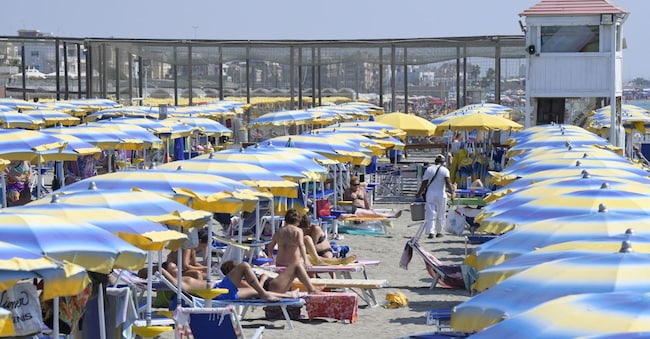 ULTIMA DOMENICA AL MARE PRIMA DELL' INIZIO DELL ANNO SCOLASTICO
SPIAGGIA STABILIMENTO BALNEARE
OMBRELLONI