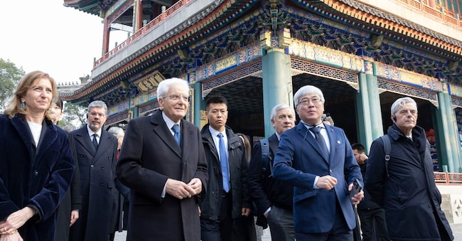 Il Presidente della Repubblica Sergio Mattarella con la figlia Laura e con il Vice Presidente del Consiglio dei Ministri e Ministro degli Esteri e della Cooperazione Internazionale, Antonio Tajani, al sito Unesco del Palazzo d'Estate di Pechino, 07 novembre 2024. 
