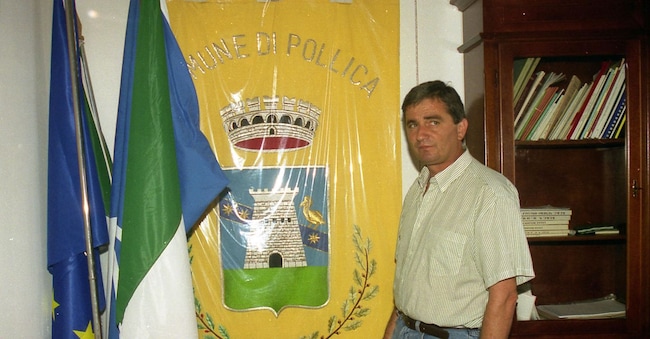 Il sindaco di Pollica, Angelo Vassallo, in una recente foto nel suo ufficio.  ANSA/PASQUALE STANZIONE