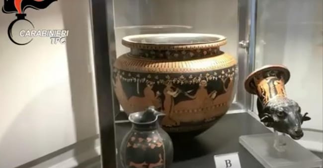 Museo dell’arte Salvata. Il Rhyton e il Dinos, venduti per 50mila dollari alla collezionista Shelby White sequestrati nel 2021 e restituiti all’Italia