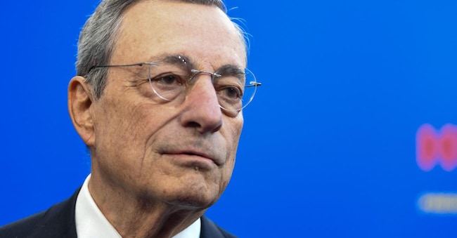 L’ex premier italiano Mario Draghi mentre risponde alla stampa prima di un vertice europeo a Budapest, venerdì 8 novembre, durante il quale sarà chiamato a presentare il suo recente rapporto dedicato al rilancio della competitività europea. (Photo by Ferenc ISZA / AFP)