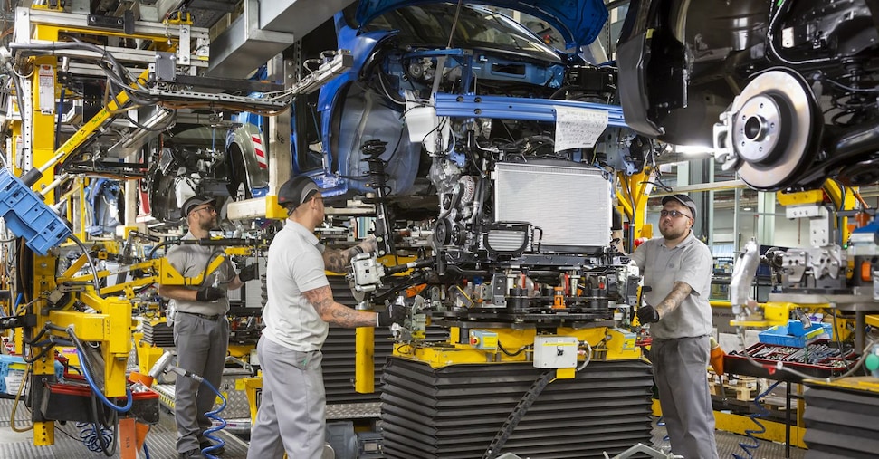 Auto e tessile affondano la produzione