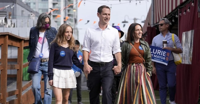 Daniel Lurie con la famiglia durante la campagna elettorale