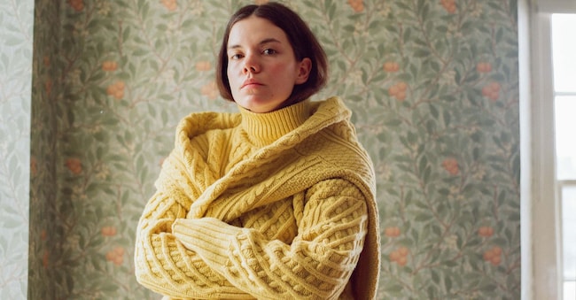 Aran a collo alto in lana d’agnello, MOSS+ CABLE (330 €). © Doreen Kilfeather
