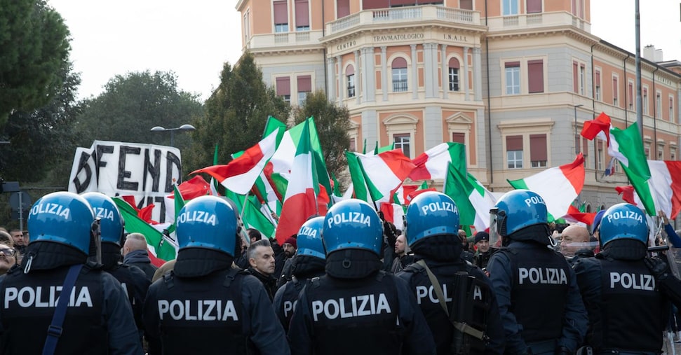 Scontri tra antagonisti e polizia a Bologna, Salvini: chiudere i centri sociali occupati dai comunisti Scontri tra antagonisti e polizia a Bologna, Salvini: chiudere i centri sociali occupati dai comunisti