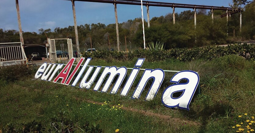 EURALLUMINA: STOP ALL'OCCUPAZIONE A 60 METRI, SI ASPETTA IL MIMIT