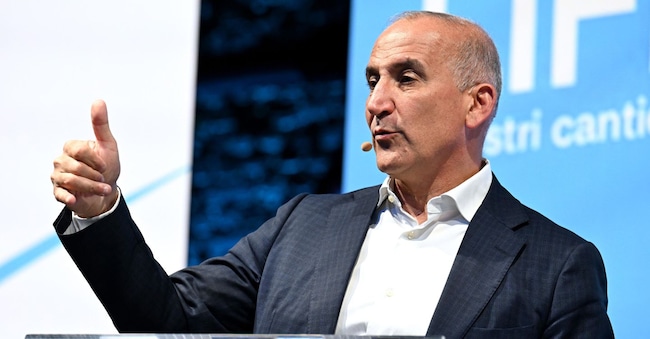 L'amministratore delegato di A2a Renato Mazzoncini alla presentazione dell'aggiornamento del Piano Strategico 2024-2025 , Milano, 12 novembre 2024. A2a conferma i 22 miliardi di investimenti del Piano Industriale al 2035 e alza la crescita media annua del dividendo di "almeno il 4%". Lo annuncia il gruppo indicando come obiettivi di piano un margine operativo lordo di 2,4 miliardi al 2027 e 3,3 miliardi al 2035, un utile netto di 0,7 miliardi al 2027 e superiore al miliardo a fine periodo. ANSA/DANIEL DAL ZENNARO  NPK