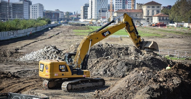 Lavori allo Scalo di Porta Romana con sullo sfondo il cantiere del villaggio olimpico per le Olimpiadi Invernali Milano - Cortina 2026, 
