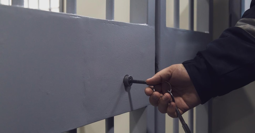 Suicidio in carcere, risarcimento per l’ingresso senza psicologo
