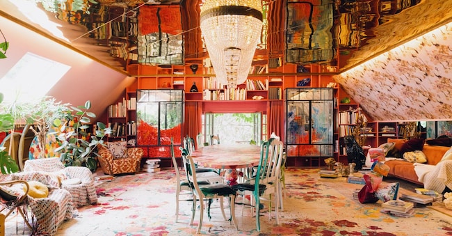 La sala da pranzo della casa di Arne Quinze, nel piccolo comune di Sint-Martens-Latem, vicino a Gand, in Belgio. Il pavimento è ricoperto di schizzi di vernice e decorazioni floreali, e il soffitto rivestito da piastrelle a specchio deformante. Per tutte le immagini ©Tinko Czetwertynski