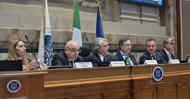 Al Cnel. Da sinistra, Gabriella De Stradis (Ministero Della Giustizia), Maurizio Gardini (presidente Confcooperative), Renato Brunetta (presidente Cnel), Giovanni Russo (capo del Dap), Stefano Granata (presidente Confcooperative Federsolidarietà) e Luciano Pantarotto (coordinatore GdL “Giustizia” Confcooperative Federsolidarietà) - Imagoeconomica