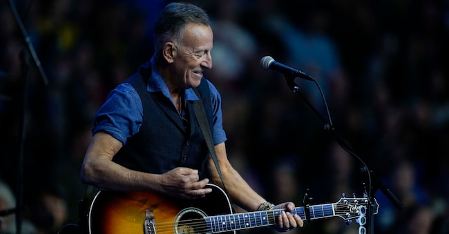 Bruce Springsteen performs at a campaign rally supporting Democratic presidential nominee Vice President Kamala Harris, Monday, Oct. 28, 2024, in Philadelphia. (AP Photo/Matt Rourke) Associated Press/LaPresse
