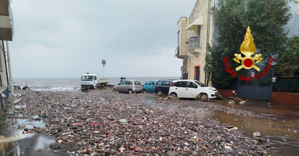 Maltempo nel catanese: strade come fiumi, auto trascinate a mare