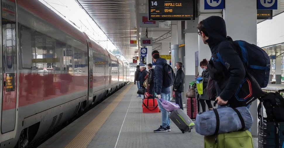 Tornare a casa in treno per Natale? Dalle tariffe alle date: ecco sei consigli per organizzare il viaggio