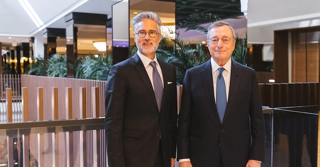 Milano. L’ex presidente della Bce, Mario Draghi, con l’amministratore delegato di Porsche Consulting, Josef Nierling