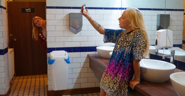 Una scena del film «Do Not Expect Too Much From the End of the World»