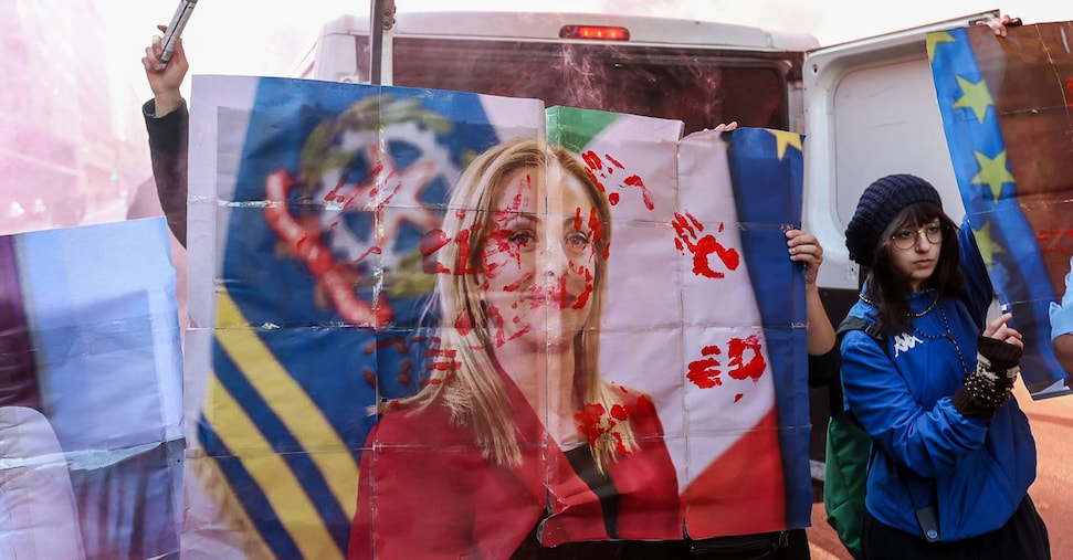 “No Meloni day”, a Torino 15 poliziotti feriti dagli studenti. Meloni: «Certa politica smetta di giustificare le violenze»