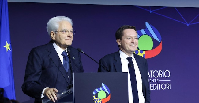 Il presidente della Repubblica Sergio Mattarella insieme con il presidente dell’Osservatorio Giovani-Editori, Andrea Ceccherini, durante la celebrazione per i 25 anni di attività dell’Osservatorio